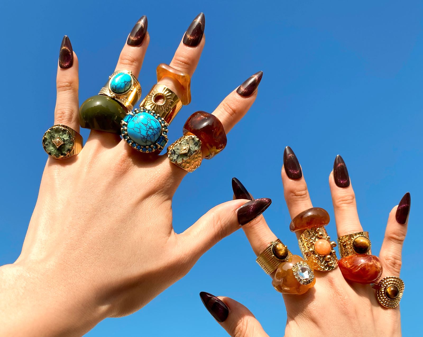 Manos con anillos Cósmicas